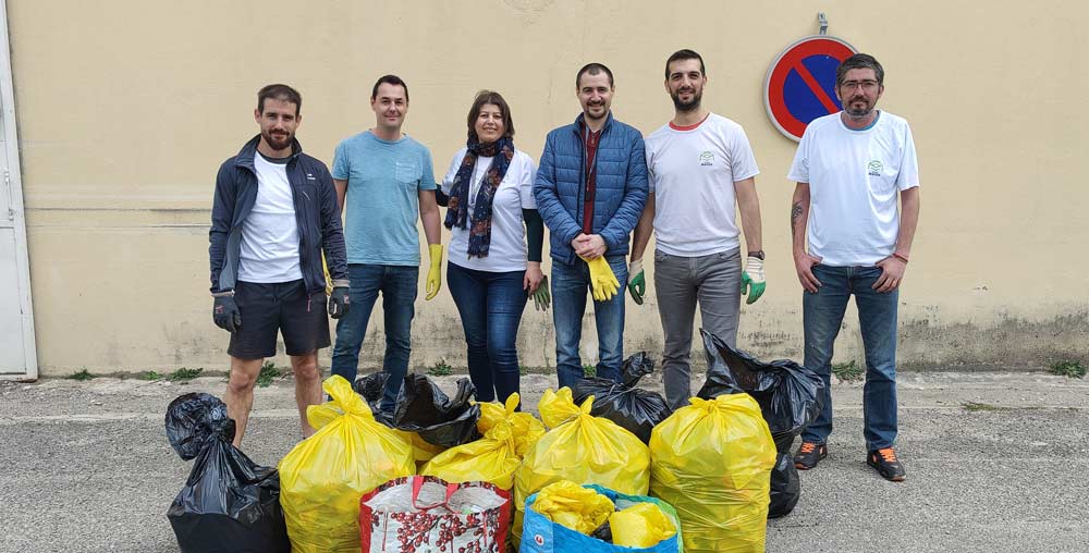 Ramassage des déchets aux environs des locaux d'Infologic